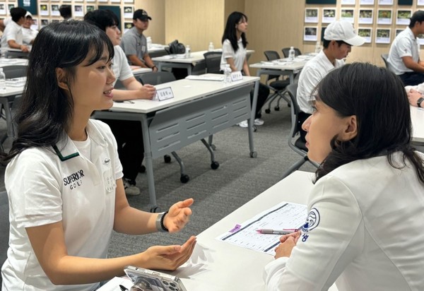 [사진설명] 자생메디바이오센터에 방문한 최경주재단 장학생들이 자생의료재단 의료진에게 진료 상담을 받고 있다.