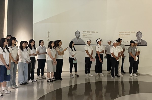 [사진설명] 자생메디바이오센터에 방문한 최경주재단 장학생들이 JS뮤지엄을 견학하고 있다.