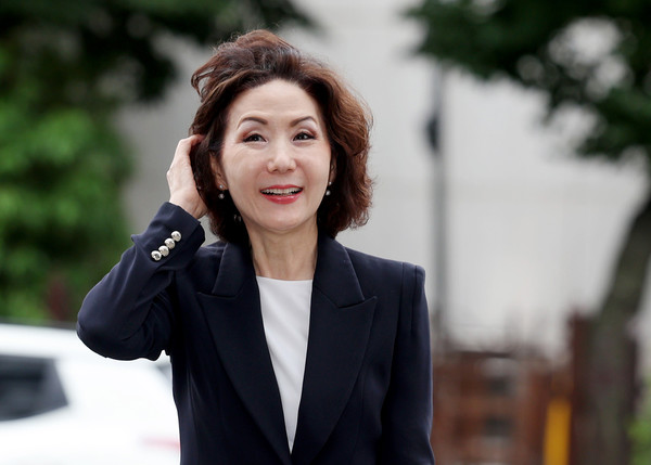 이진숙 사회부총리 겸 교육부 장관 후보자가 30일 오전 서울 여의도 한국교육시설안전원에 마련된 인사청문회 준비 사무실로 출근하고 있다. 2025.06.30.