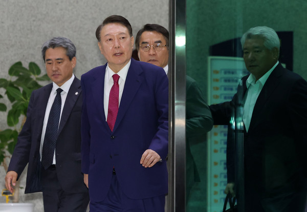 윤석열 전 대통령이 5일 오후 서울 서초구 서울고등검찰청에 마련된 내란특검 사무실에서 2차 대면 조사를 마친 뒤 귀가하고 있다. 2025.07.06.
