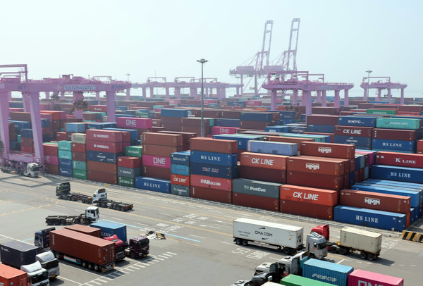 23일 관세청에 따르면 이달 1일부터 20일까지 수출 387억 달러, 수입 361억 달러로 전년 동기 대비 수출 8.3%(29억7000만 달러), 수입 5.3%(18억10000만억 달러)가 각각 증가했다. 무역수지는 26억 달러 흑자를, 연간 누계는 213억 달러 흑자를 기록 중이다. 이 날 인천 연수구 인천신항 컨테이너 터미널에 컨테이너가 쌓여 있다. 2025.06.23