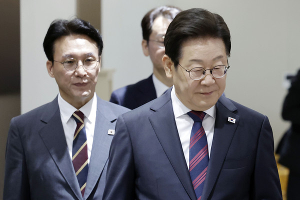 이재명 대통령과 김민석 국무총리가 5일 서울 용산 대통령실 청사에서 열린 국무회의에 입장하고 있다. 2025.07.05.