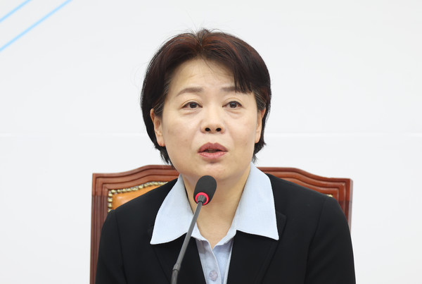 21일 서울 여의도 국회에서 열린 '경제활력 민생 특별위원회' 임명장 수여식 및 1차 전체회의에서 윤희숙 특위 위원장이 인사말을 하고 있다. 2025.01.21.