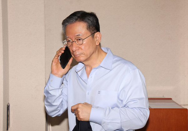 정성호 법무부 장관 후보자가 9일 오전 서울 여의도 국회에서 열린 기획재정위원회 전체회의 시작 전 통화를 하고 있다. 2025.07.09