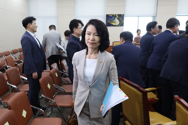 이진숙 방송통신위원장이 7일 서울 여의도 국회에서 열린 과학기술정보방송통신위원회 전체회의에서 산회 후 회의장을 나서고 있다. 2025.07.07.