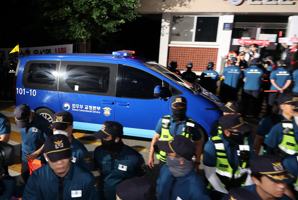 윤석열 전 대통령을 태운 법무부 호송차량이 9일 오후 경기 의왕시 서울구치소로 들어가고 있다. 윤 전 대통령은 이날 서울중앙지방법원에서 열린 직권남용 등 혐의 영장실질심사(구속 전 피의자 심문)를 마친 뒤 영장 발부 여부를 기다리기 위해 서울구치소로 이동했다. 2025.07.09