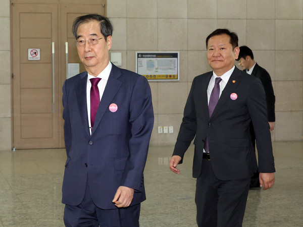 한덕수 국무총리와 이상민 행정안전부 장관이 16일 세종시 어진동 정부세종컨벤션센터에서 열린 국민안전의 날 기념식을 마친 뒤 이동하고 있다. 2024.04.16
