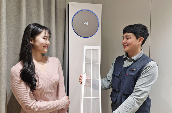 LG전자는 휘센 에어컨을 사용하는 고객을 위해 이번달 10일 부터 4월 30일 까지 사전점검 서비스를 실시한다고 3일 밝혔다. 사진은 LG전자 서비스 엔지니어가 에어컨 사전점검 서비스를 진행하고 있는 모습. (사진=LG전자 제공) 2025.03.03.