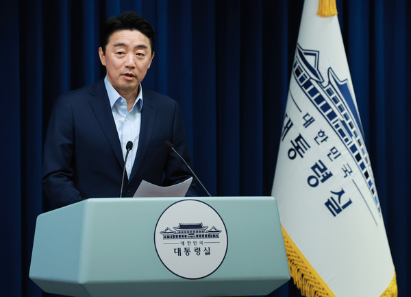 강훈식 비서실장이 11일 서울 용산 대통령실에서 문화체육관광부 장관 후보자에 최휘영 놀유니버스 대표, 국토교통부 장관 후보자에 김윤덕 더불어민주당 의원 인선 발표 브리핑을 하고 있다. (대통령실통신사진기자단) 2025.07.11.