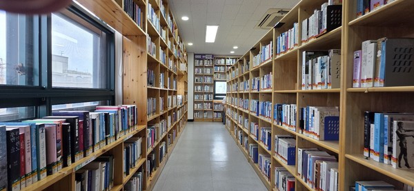 서울 성북구 미리내도서관(시인·사진 수집가 장재필)