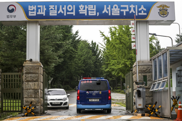 내란 특검 2차 소환에 불응한 윤석열 전 대통령에 대한 강제 구인 절차에 돌입한 14일 오후 경기 의왕시 서울구치소로 법무부 호송차량이 들어가고 있다.