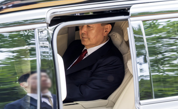 윤석열 전 대통령이 9일 서울 서초구 서울중앙지법에서 열린 직권남용 등 혐의 영장실질심사(구속 전 피의자 심문)에 출석하기 위해 법원에 도착해 하차를 기다리고 있다. 12·3 비상계엄 사태의 '정점'으로 조은석 특별검사가 이끄는 내란 특검팀에 구속영장이 청구된 윤 전 대통령은 지난 1월 18일 내란우두머리 등 혐의 영장실질심사를 받은 지 172일 만에 재구속 기로에 서게 됐다. 2025.07.09