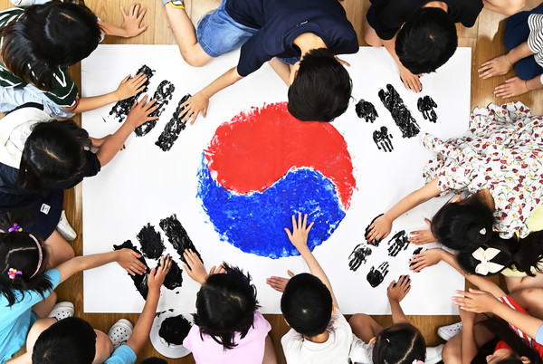 제헌절인 17일 경기도 수원시 영통구 영덕초등학교에서 어린이들이 물감으로 손도장 태극기를 그리고 있다. 2024.07.17.