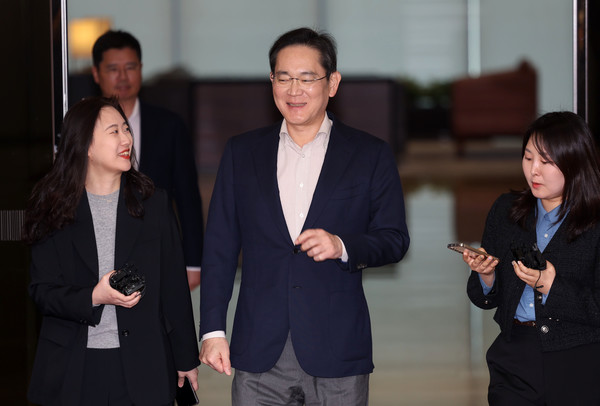 일본 출장을 마친 이재용 삼성전자 회장이 9일 서울 강서구 김포비즈니스항공센터(SGBAC)로 귀국하고 있다. 2025.04.09.