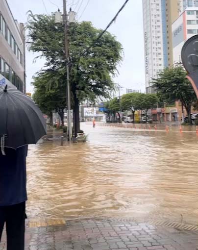 광주지역에 시간당 86㎜ 폭우가 쏟아진 17일 광주 북구 신안교 일대 도로와 인도가 물에 잠겨 있다. (사진=독자 제공) 2025.07.17.