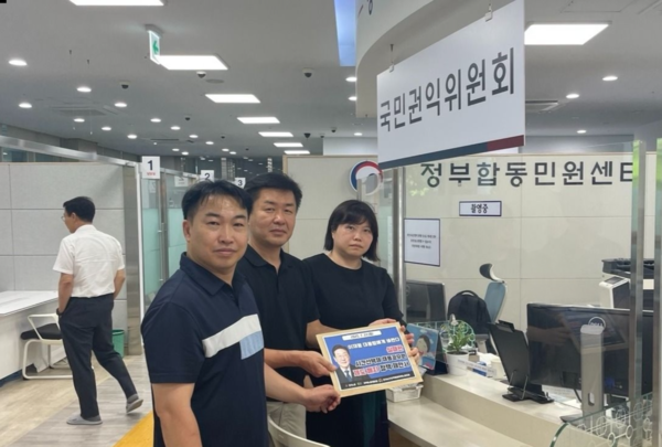 실패한 시간선택제 채용공무원 제도 폐지 정책 제안’서를 전달하고 있는 사진 / 왼쪽부터 김진식 사무총장, 김정국 부위원장, 정성혜 위원장