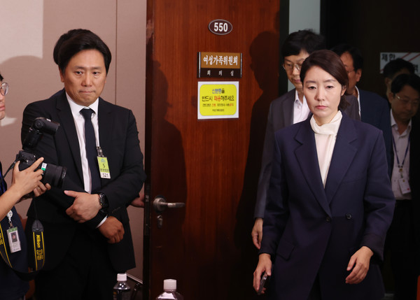 강선우 여성가족부 장관 후보자가 14일 서울 여의도 국회에서 열린 여성가족위원회의 오후 인사청문회 회의장에 들어서고 있다. 2025.07.14.