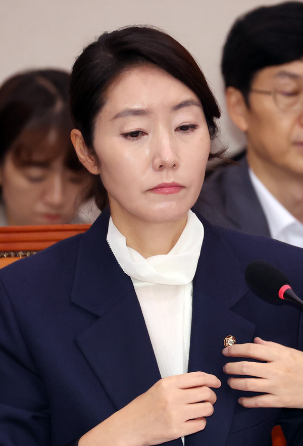 강선우 여성가족부 장관 후보자가 14일 서울 여의도 국회에서 열린 여성가족위원회의 인사청문회에서 국회의원 배지를 떼고 있다. 2025.07.14.