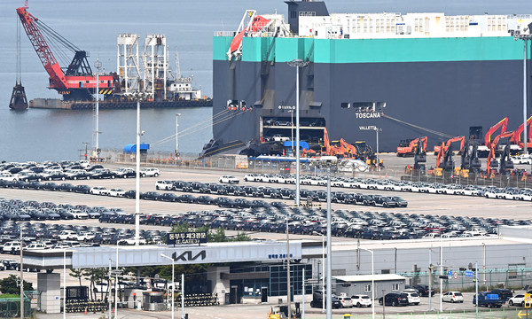 한미 관세협상이 타결된 31일 경기 평택시 포승읍 평택항 자동차 전용부두에 선적을 기다리는 수출용 차량이 세워져 있다. 도널드 트럼프 미국 대통령은 30일(현지시간) 미국이 한국에 적용한 상호관세율을 25%에서 15%로 인하하는 무역합의를 체결했다고 발표했다. 2025.07.31.