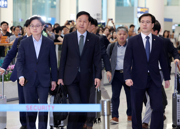 한미 관세 협상을 마친 구윤철 부총리 겸 기획재정부 장관과 김정관 산업통상자원부 장관, 여한구 통상교섭본부장이 1일 인천국제공항 2터미널을 통해 귀국하고 있다. 2025.08.01.