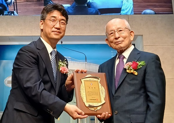 이사장 취임패 전달 / (좌) 김동엽 법인상임이사가 (우) 유재수 신임 이사장에 취임패 전달 / 2025.08.13