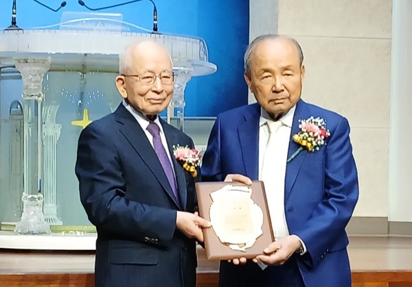 유재수 신임 이사장이 박진탁 명예 이사장에게 추대패 전달 / 2025.08.13