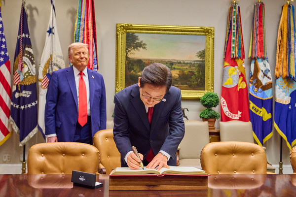 이재명 대통령이 25일(현지 시간) 미국 워싱턴DC 백악관에서 방명록을 작성하고 있다. (공동취재) 2025.08.26.