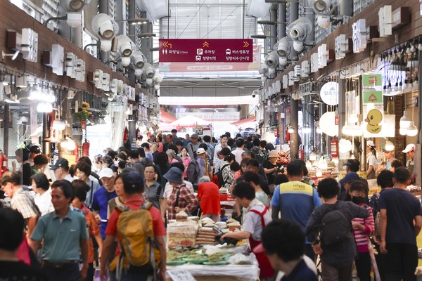 26일 오후 서울 시내의 한 시장에서 시민들이 장을 보고 있다. 한국은행이 이날 발표한 8월 소비자동향조사에 따르면 소비자심리지수(CCSI)는 111.4로 전월 대비 0.6포인트 올랐다. 지수는 지난해 12월 비상계엄으로 12.5포인트 급락한 뒤 오르내리다가 4월 이후 이달까지 5개월째 상승세를 보였다. 지수 절대 수준은 2018년 1월(111.6) 이후 7년 7개월 만에 가장 높다. 2025.08.26.