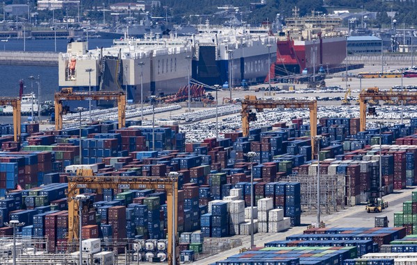 7일 경기 평택항 부두 야적장에 수출입 컨테이너가 쌓여 있다. 한국은행이 7일 발표한 '2025년 6월 국제수지(잠정)'에 따르면 올해 6월 우리나라 경상수지는 142억7000만 달러 흑자를 기록했다. 반도체 수출 호조에 힘입은 역대 최대 흑자다. 26개월 연속 흑자로 2000년대 들어 세번째로 긴 연속 흑자다. 2025.08.07.