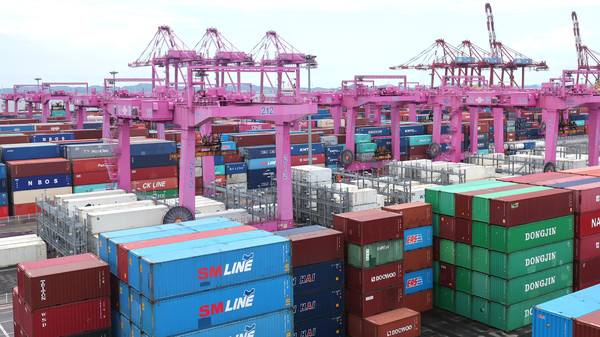 1일 산업통상자원부가 발표한 '8월 수출입 동향'에 따르면 수출은 1년 전보다 1.3% 증가한 584억 달러(81조1176억원)로 동월 기준 역대 최대치를 기록했다. 우리나라 주력 수출 품목인 반도체는 역대 최대 실적을 경신했고, 자동차 역시 8월 기준 최대 실적을 기록하며 수출 증가세를 주도했다. 다만 상호관세 영향으로 미국으로의 수출은 전년 대비 12% 감소했다. 이 날 인천 연수구 인천신항 컨테이너 터미널에 컨테이너가 쌓여 있다. 2025.09.01.