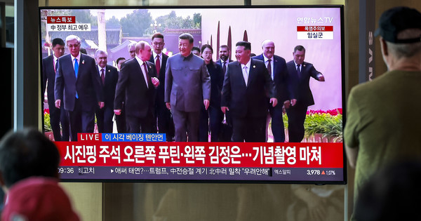 3일 서울 중구 서울역에 설치된 TV에 중계되는 중국 전승절 열병식 행사에서 시진핑 중국 국가주석과 블라디미르 푸틴 러시아 대통령, 김정은 북한 국무위원장이 참석한 장면이 나오고 있다. 2025.09.03.