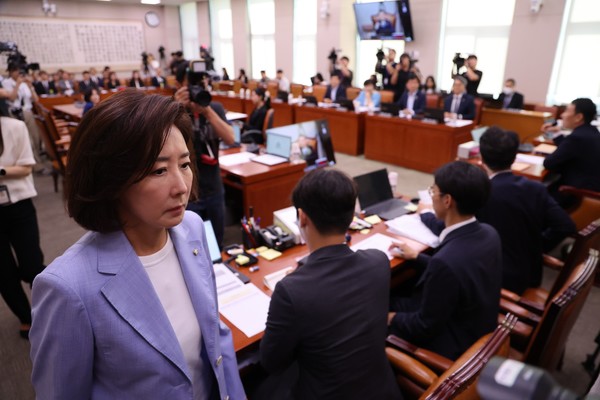 나경원 국민의힘 의원이 5일 오전 서울 여의도 국회 법제사법위원회 법안심사1소위원회에서 열린 검찰개혁 공청회에서 김용민 소위원장에게 항의하며 퇴장하고 있다. 2025.09.05.
