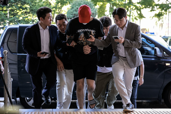 미성년자 유인 미수 혐의를 받는 20대 남성 A씨가 5일 서울 마포구 서울서부지방법원에서 열린 영장실질심사에 출석하고 있다. 2025.09.05.