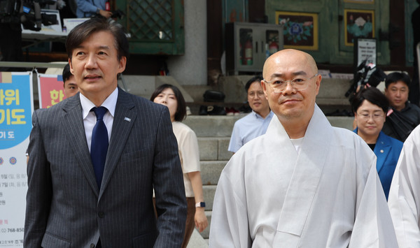 조국 조국혁신당 혁신정책연구원장이 4일 서울 종로구 조계사를 방문, 총무원장 진우스님 예방을 위해 이동하고 있다. (공동취재) 2025.09.04.