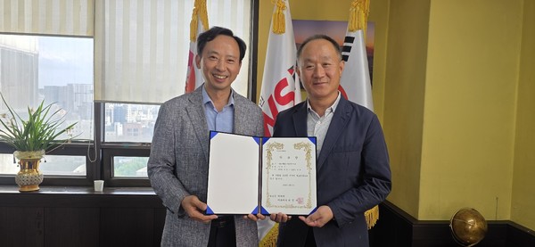 가온 부동산·행정사 이원수 대표(오른쪽)가 뉴스인미디어 최명규 대표와 위촉식을 가진 뒤 기념촬영을 하고 있다.