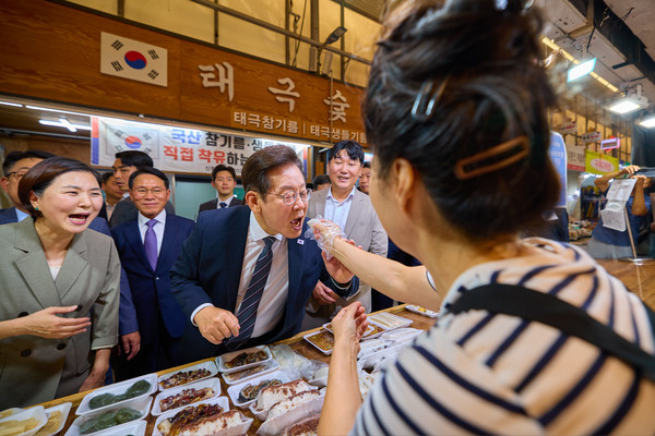 이재명 대통령이 5일 인천 용현시장을 방문해 민생회복 소비쿠폰 민심 청취 등을 하며 음식을 맛보고 있다. (사진=대통령실 제공) 2025.09.05.