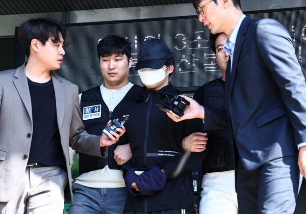 강남역 인근에서 여자친구를 흉기로 살해한 의대생 최모씨가 14일 서울 서초구 서초경찰서에서 서울중앙지검으로 송치되고 있다. 2024.05.14.
