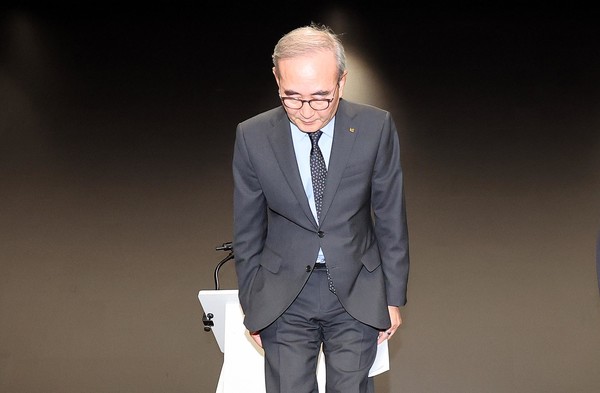 김영섭(가운데) KT 대표이사가 11일 서울 종로구 KT 광화문빌딩 웨스트 사옥에서 소액결제 피해 관련 기자 브리핑에 앞서 고개 숙여 사과하고 있다. (공동취재) 2025.09.11.