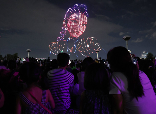 7일 서울 광진구 뚝섬한강공원에서 '케이팝 데몬 헌터스(케데헌)'를 주제로 한 '2025 한강 불빛 공연(드론 라이트 쇼)'가 펼쳐지고 있다. 2025.09.07.