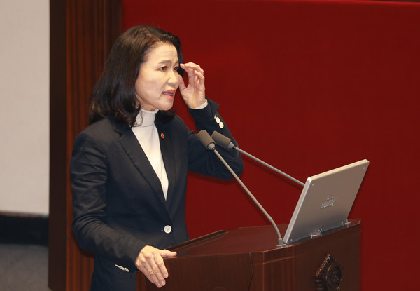 이진숙 방송통신위원장이 18일 서울 여의도 국회에서 열린 제429회국회(정기회) 제8차 본회의 '교육·사회·문화에 관한 질문'에서 나경원 국민의힘 의원 질의에 답하고 있다. 2025.09.18.