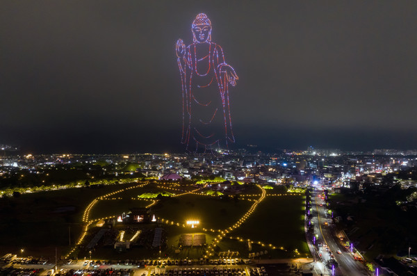 12일 경주 대릉원 동편 쪽샘지구에서 개막한 ‘2025 세계유산축전 경주역사유적지구’ 공연에서 황룡사 9층 목탑을 형상화한 1천 대 드론이 밤하늘을 수놓으며 경주 도심을 밝혔다. APEC을 앞두고 세계유산의 가치와 의미를 널리 알리기 위해 마련된 이번 축전은 석굴암, 불국사, 첨성대, 양동마을, 옥산서원 등 경주 전역에서 10월 3일까지 이어진다. 2025.09.14.