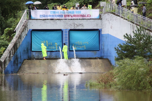 20일 오후 1시 도암댐 용수를 24년만에 강릉 남대천으로 방류릏 시작하고 있다. 이날 오후 3시 기준 오봉저수지 저수율은 34%로 나타났다.2025.09.20