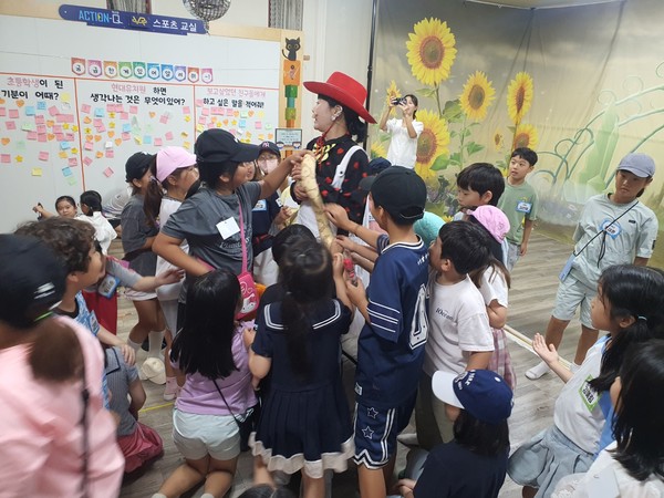 최승희 마술사가 지난 19일 김해시 외동 현대유치원 '동창회 모임' 행사에서 마술쇼를 펼치고 있다. 2025.09.19