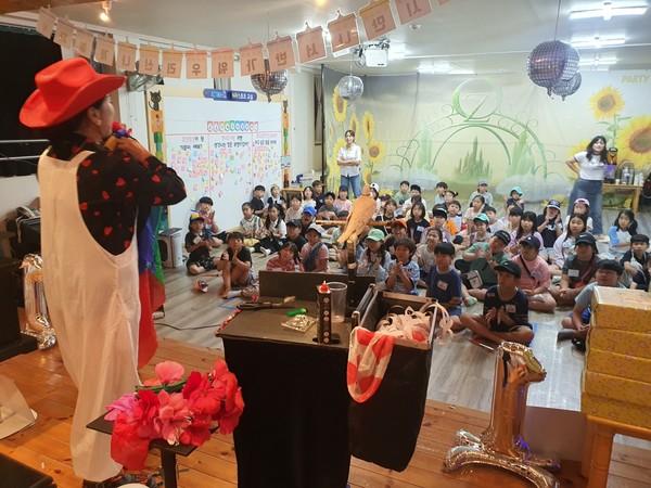 최승희 마술사가 지난 19일 김해시 외동 현대유치원 '동창회 모임' 행사에서 마술쇼를 펼치고 있다. 2025.09.19