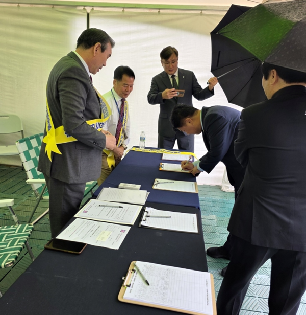 더불어민주당 이기헌 의원이 서명하고 있다.