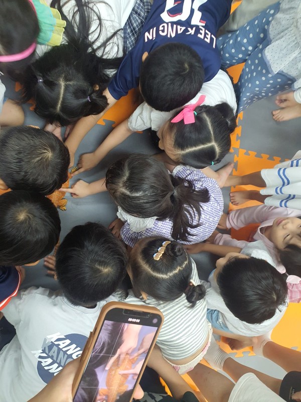 최승희 마술사는 지난 20일 김해시 진영읍 진산대로에 위치한 진영대성교회(정상화 목사) '영·유아·유치부실'에서 가스펠 매직 공연을 하고 있다.2025.09.20