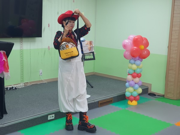 최승희 마술사는 지난 20일 김해시 진영읍 진산대로에 위치한 진영대성교회(정상화 목사) '영·유아·유치부실'에서 가스펠 매직 공연을 하고 있다.2025.09.20