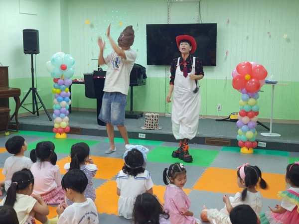 최승희 마술사는 지난 20일 김해시 진영읍 진산대로에 위치한 진영대성교회(정상화 목사) '영·유아·유치부실'에서 가스펠 매직 공연을 하고 있다.2025.09.20