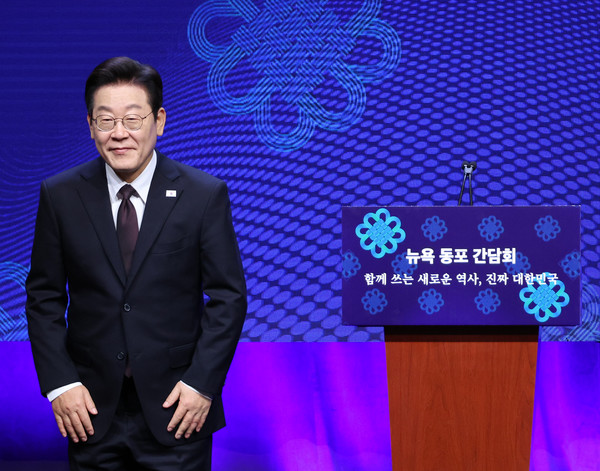 이재명 대통령이 22일(현지 시간) 미국 뉴욕의 한 호텔에서 열린 동포 간담회에서 인사를 하고 있다. 2025.09.23.