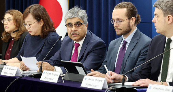 라훌 아난드( 왼쪽 세번째) IMF 한국 미션단장이 24일 오전 서울 종로구 정부서울청사에서 2025년 IMF 연례협의 결과 브리핑을 하고 있다. 2025.09.24.